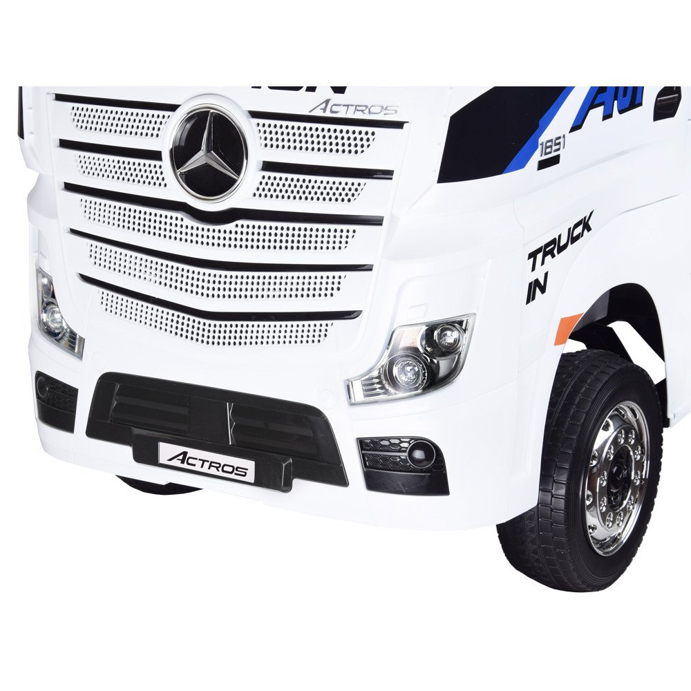 The car is powered by a TIR Mercedes Benz Actros PA0222 battery